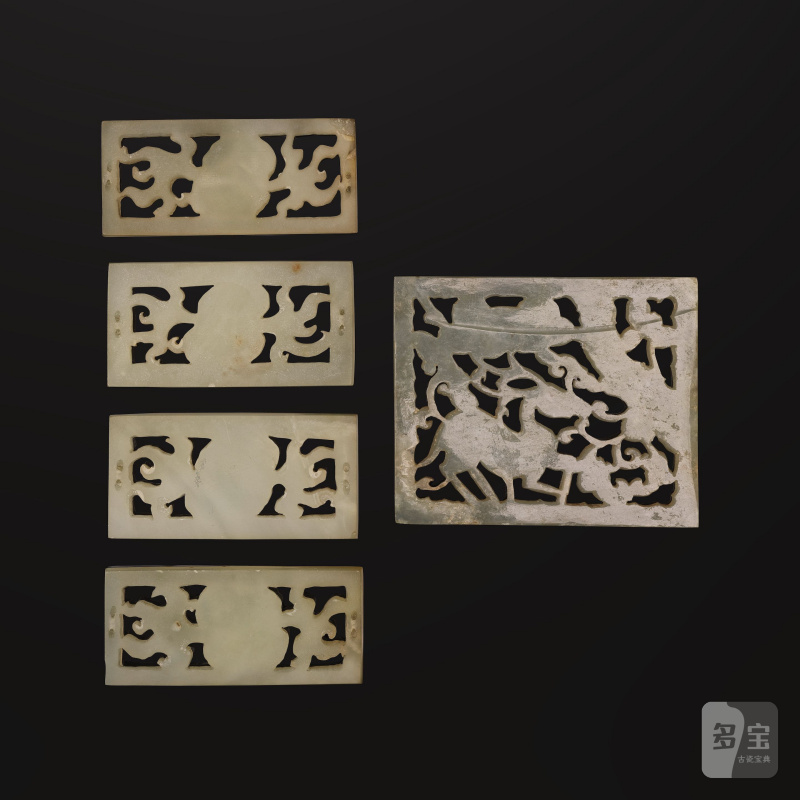 清 十九世紀 鮑文玉鏤雕珮飾一組五件及玉珮飾兩件 | CINQ PLAQUES EN BOWÉNITE SCULPTÉE ET AJOURÉE ET DEUX PLAQUES CIRCULAIRES EN JADE SCULPTÉ - 图3